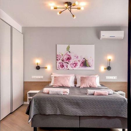 Rose One Bedroom Designer Apartment In City Centre By Flat Mаnager Sófia Exterior foto