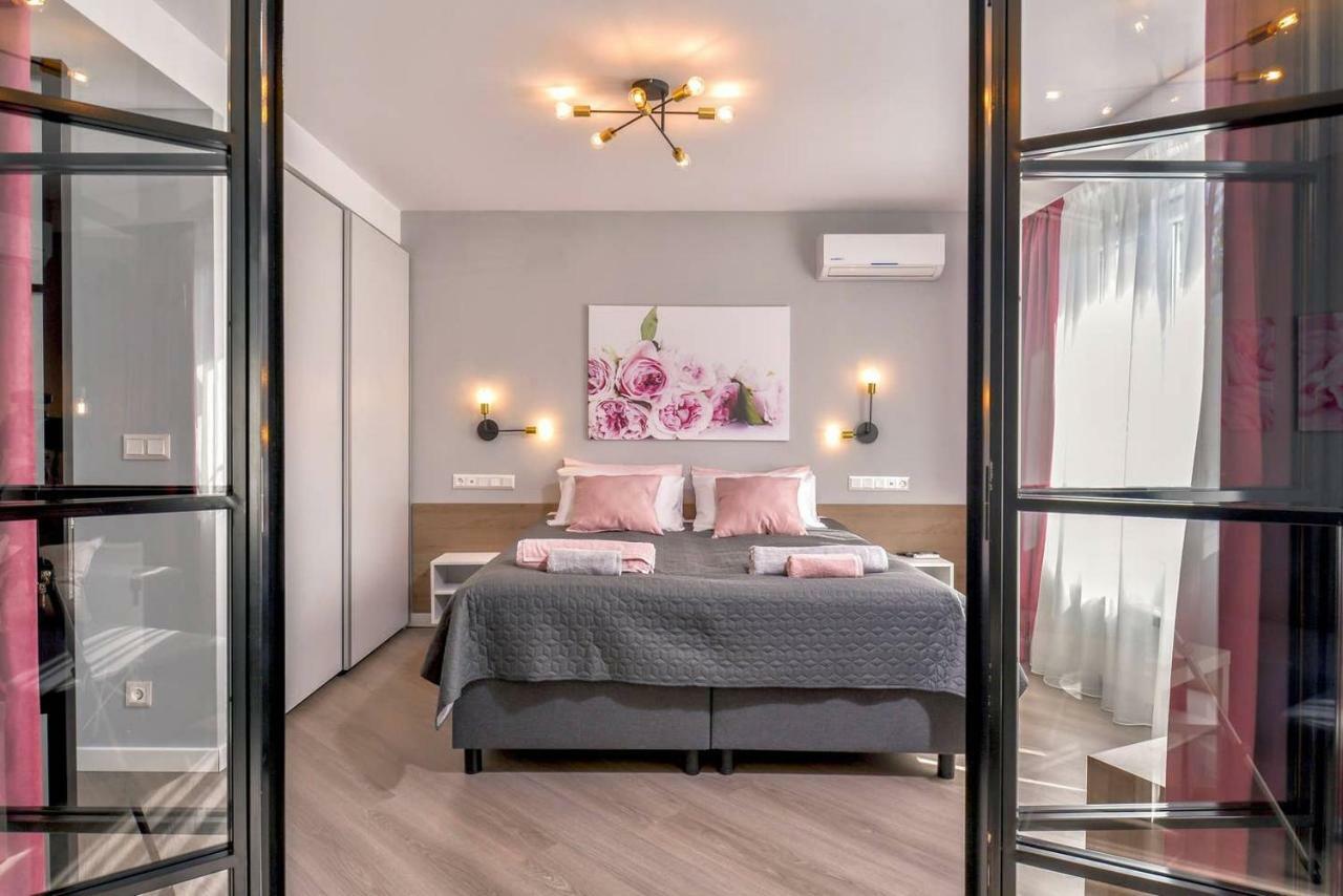 Rose One Bedroom Designer Apartment In City Centre By Flat Mаnager Sófia Exterior foto